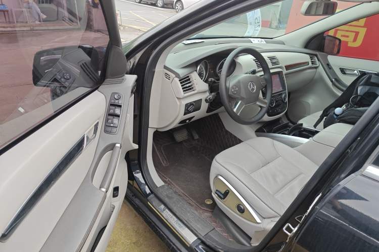 Used Mercedes-Benz R-Class 2017 R 320 4MATIC Business Edition Prestige Model Driver Seat