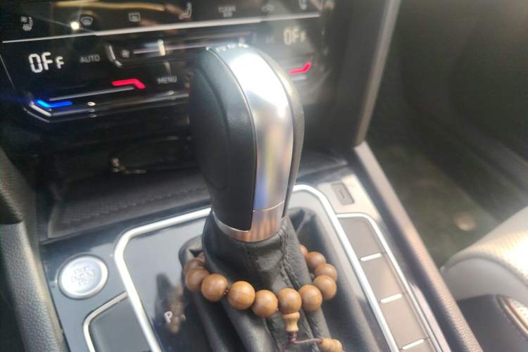 Used Volkswagen Magotan 2023 2 Million Units Commemorative Edition 330TSI DSG Luxury Version Gear Lever