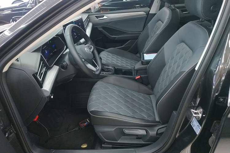 Used Volkswagen Sagitar 2023 300TSI DSG Excellence Edition Left Front Seat