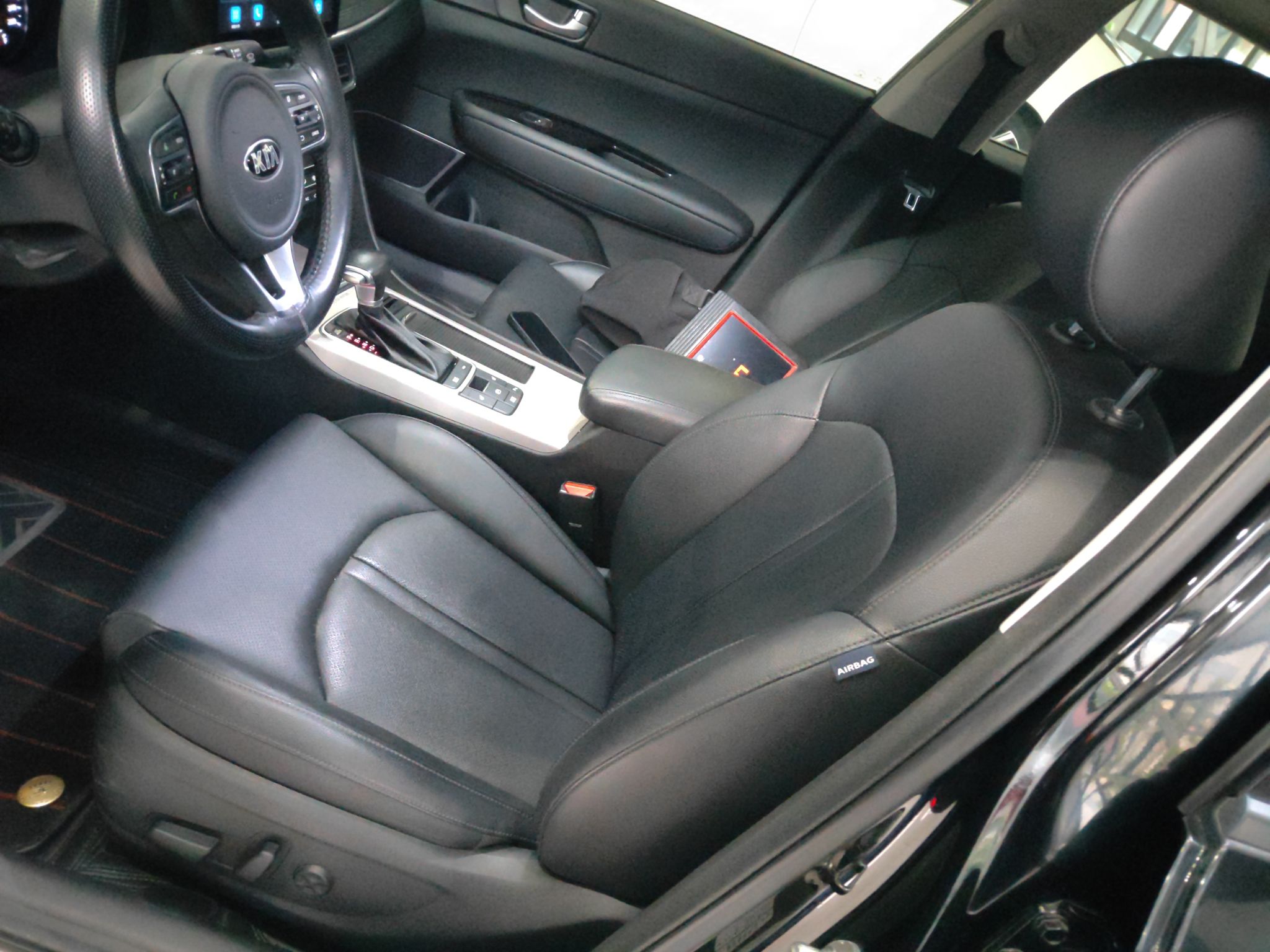 Переднее сиденье в автомобиле