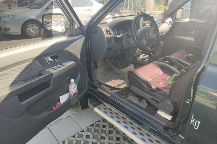 Used Dongfeng Ruichi 2017 2.5T Diesel Two-Wheel Drive Standard Version ZD25T5 Interior 3