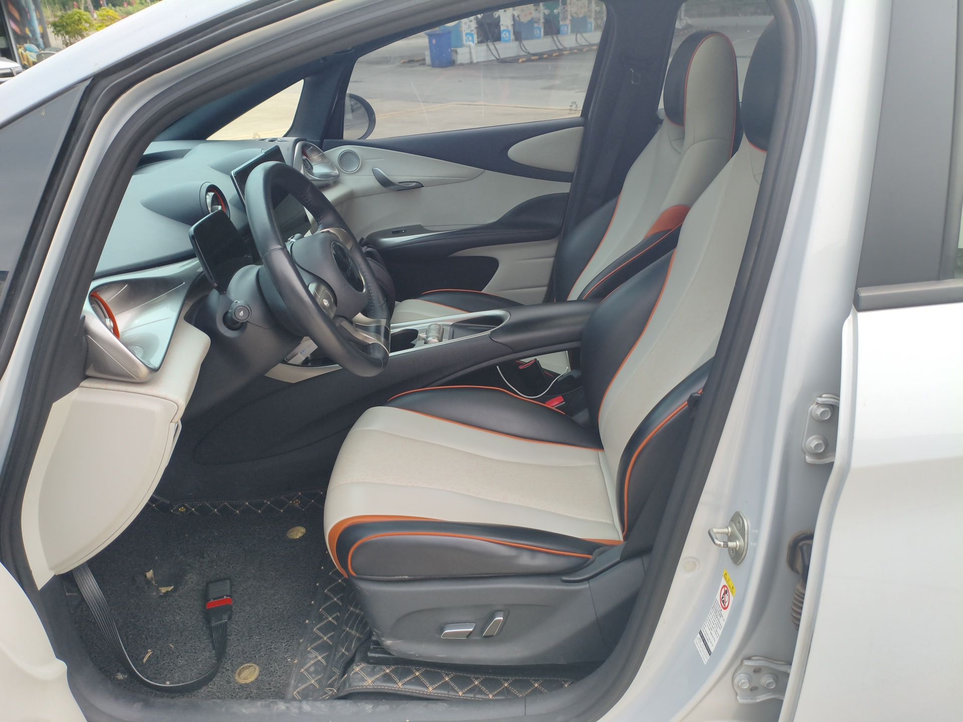 المقاعد الأمامية داخل السيارة