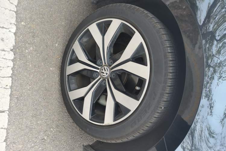 Used Volkswagen Magotan 2018 380TSI DSG Prestige Model Right Front Wheel Hub