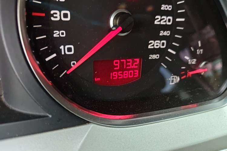 Used Audi A6L 2010 2.0 TFSI Automatic Standard Edition Odometer Close Up