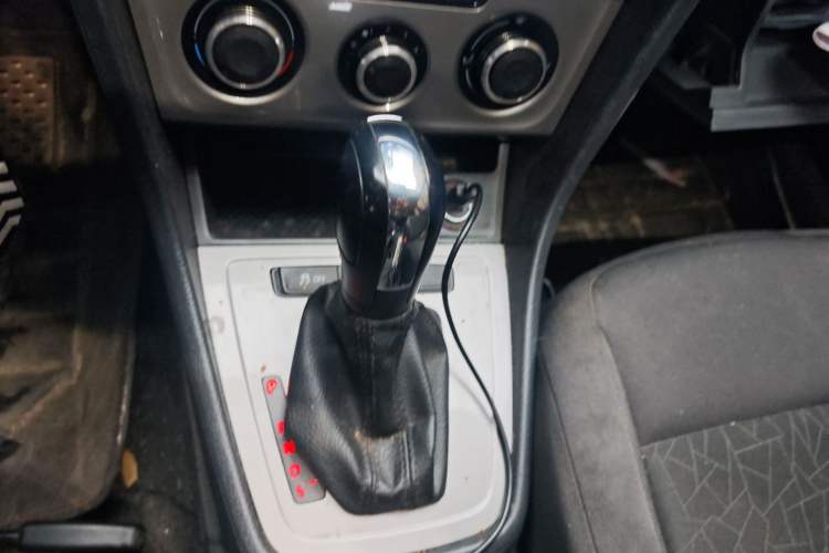 Used Volkswagen Lavida 2013 Revised Classic 1.6L Automatic Fashion Edition Gear Lever