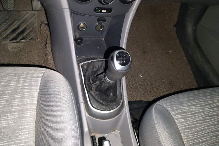 Used Hyundai Verna (older generation) 2014 1.4L Manual Smart GLS Trim Gear Lever