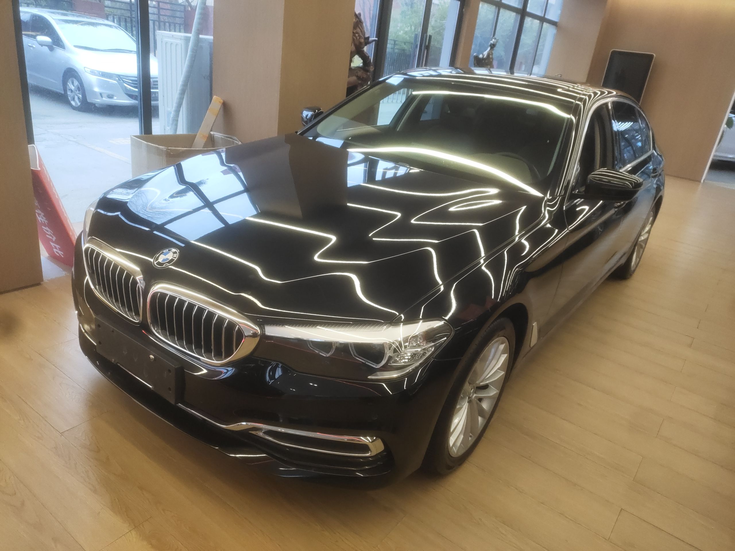 Под передней частью автомобиля