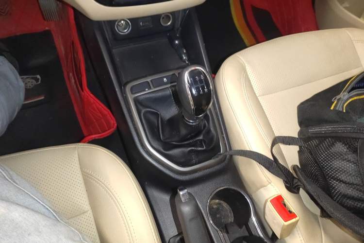 Used CHANGAN Eado 2016 1.6L Manual Fashion Edition Gear Lever