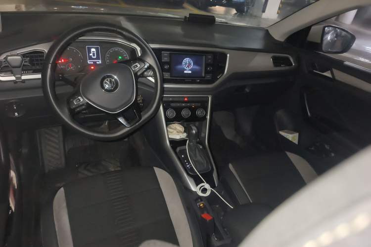 Used Volkswagen T-ROC 2019 230TSI DSG Two-Wheel-Drive Advanced Version China VI Standard Center Console