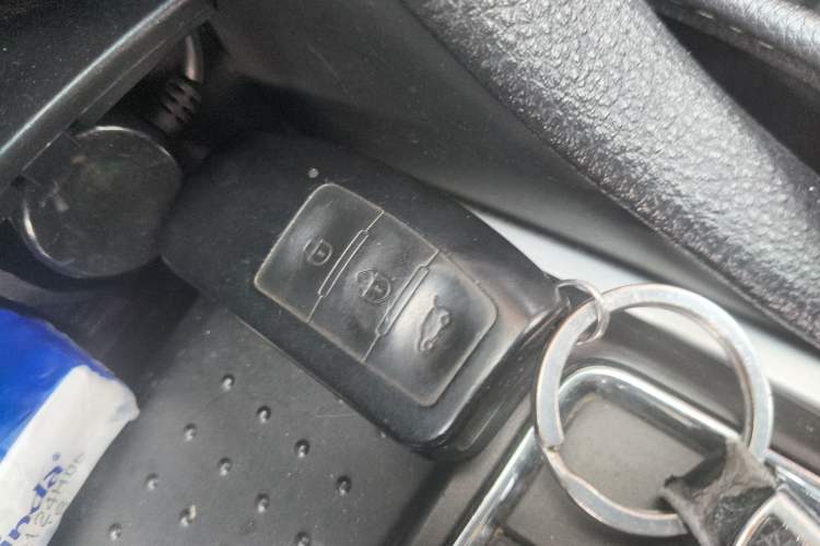 Used JMC Yusheng S350 2013 2.4T Automatic 2WD Diesel Luxury Edition 5 Seats Vehicle Key