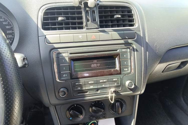 Used Volkswagen Polo 2013 1.6L Automatic Comfort Edition Audio And AC Panel