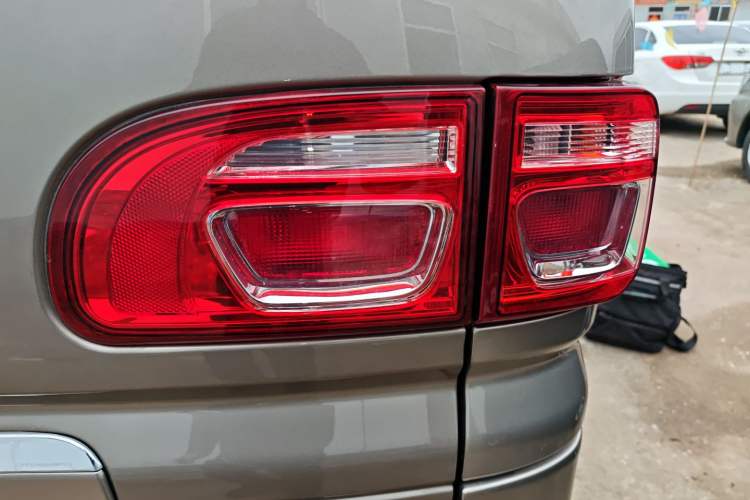 Used FORTHING Lingzhi 2022 Striving Version M5L 1.6L Luxury 7-Seater
