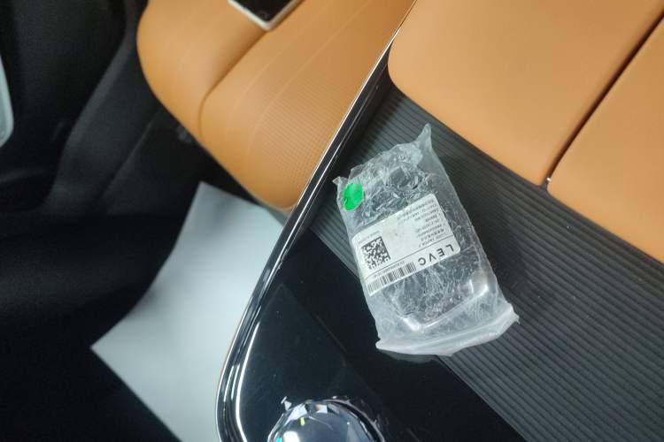 Used Geely Galaxy LEVC L380 2024 140-Degree 6-Seater All-Wheel-Drive Ultra