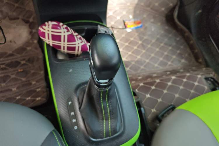 Used Roewe Clever 2021 302 km New Four-Seater Super-Efficient Version Gear Lever