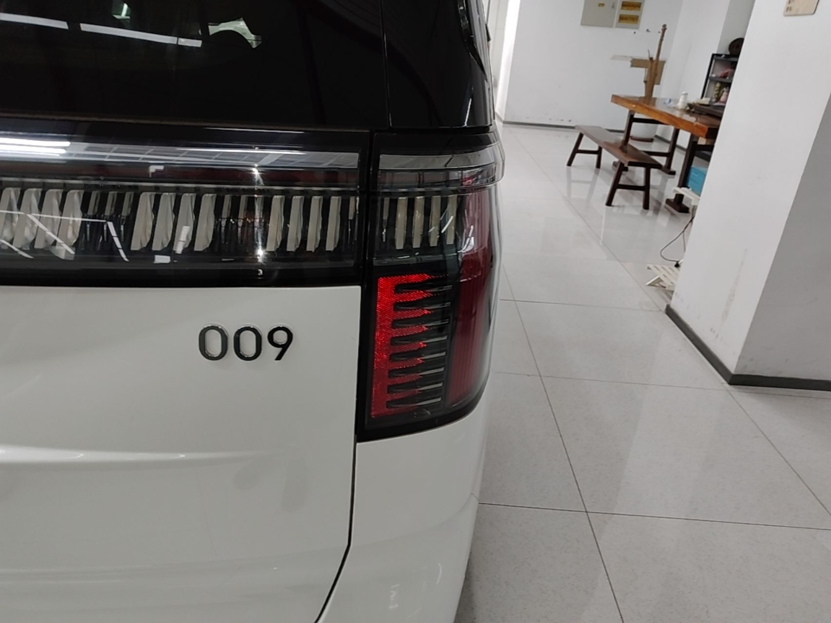 Zeekr 009 2024 7-Seater Walk-Through Version Four-Wheel Drive 108 kWh — снимка 9