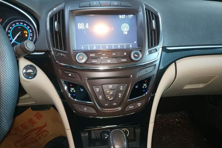 Used Buick Regal 2015 2.0L Elite Fashion Edition Audio And AC Panel