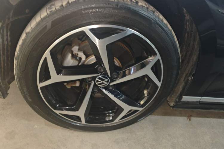 Used Volkswagen Magotan 2023 2 Million Units Commemorative Edition 330TSI DSG Luxury Version Left Front Wheel Hub