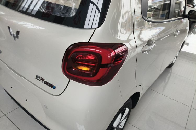 Used Wuling Hongguang MINIEV 2025 Four-Door Version Advanced Edition Right Rear Taillight