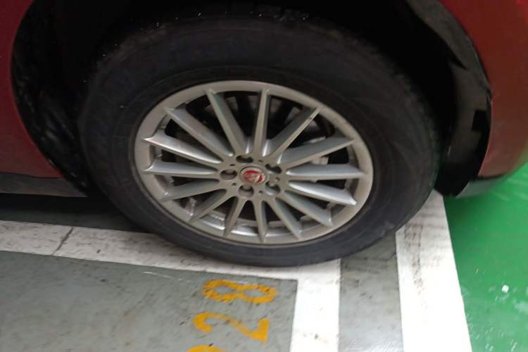 Used Jaguar F-PACE 2019 2.0T Two-Wheel Drive Urban Deluxe Edition Right Front Wheel Hub