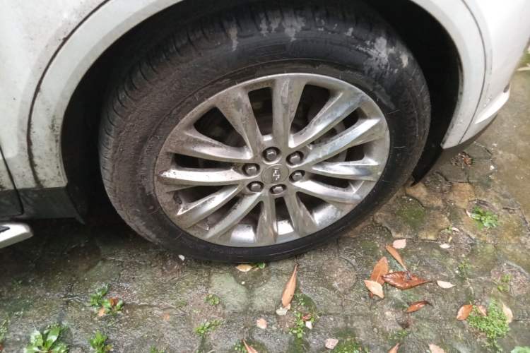 Used Cadillac XT5 2016 28T 4x4 Platinum Edition Right Front Wheel Hub