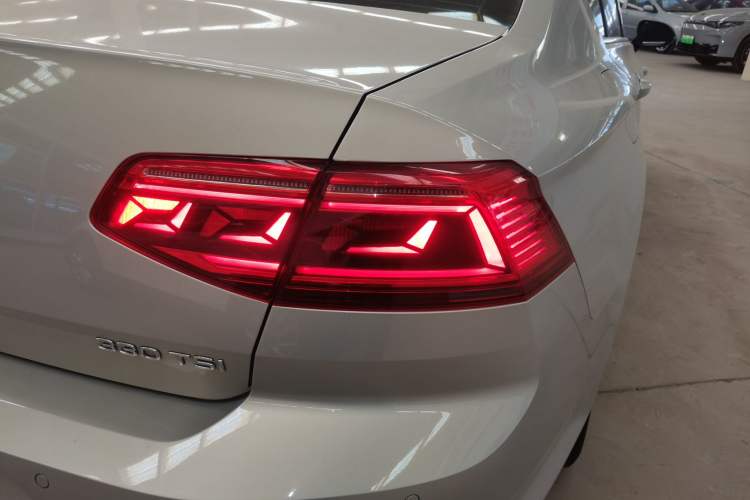 Used Volkswagen Magotan 2020 330TSI DSG Luxury Edition Right Rear Taillight