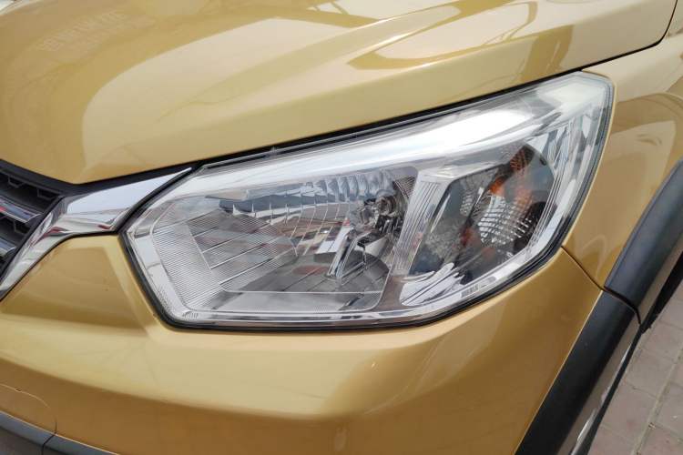 Used Venucia R50X 2015 1.6L Automatic Luxury Edition
