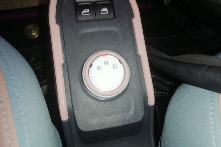 Used Chery QQ Ice Cream 2022 170km Sundae Phosphate Lithium-Ion Gear Lever