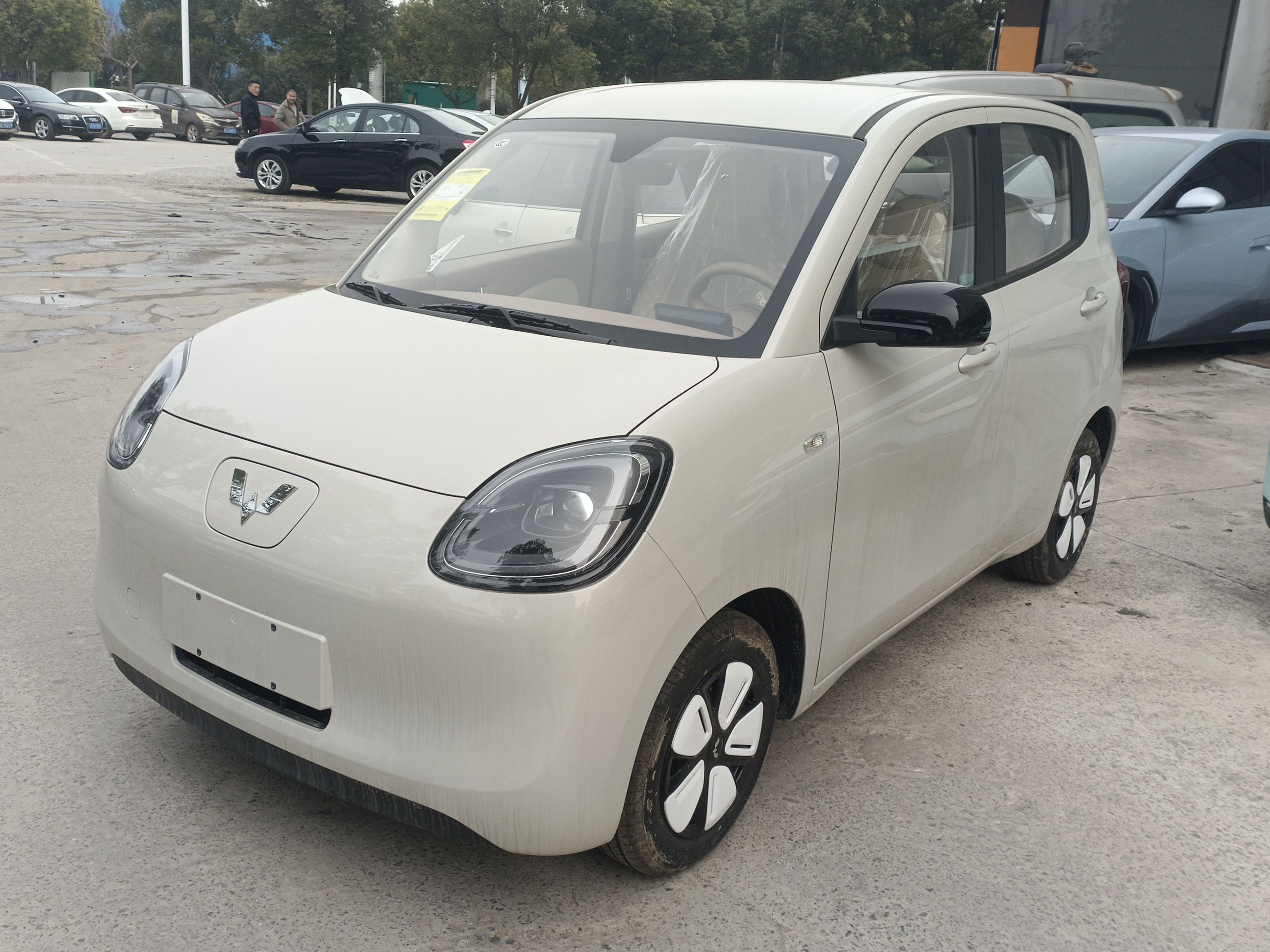 Под передней частью автомобиля