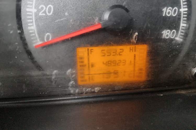 Used Wuling Zhiguang 2015 1.2L Practical LS-I Model Odometer Close Up