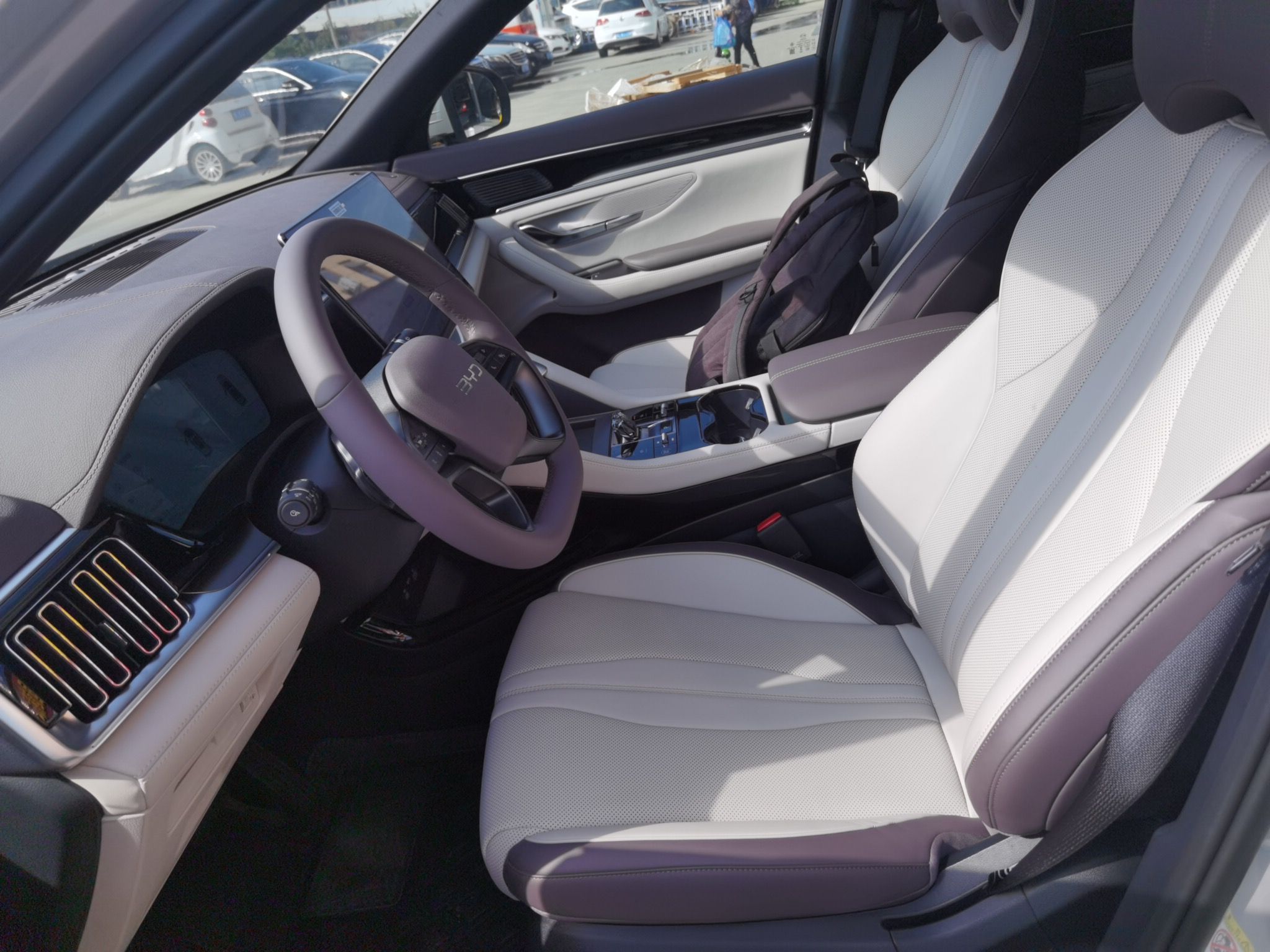 المقاعد الأمامية داخل السيارة