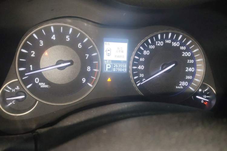 Used Infiniti M Series 2011 M25 Luxury Model Odometer Close Up