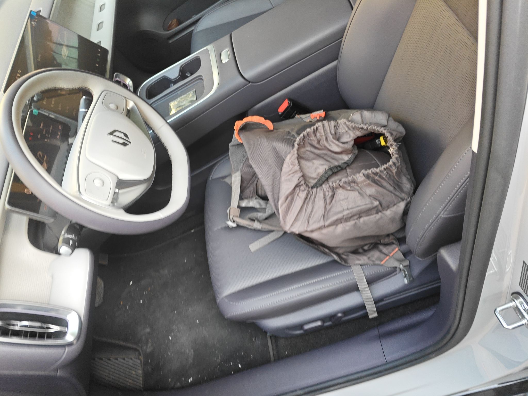 Переднее сиденье в автомобиле