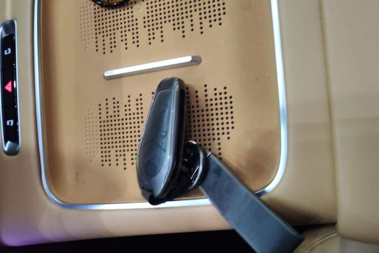 Used VOYAH Dream 2025 PHEV Four-Wheel-Drive Flagship Kunpeng Edition Interior 1