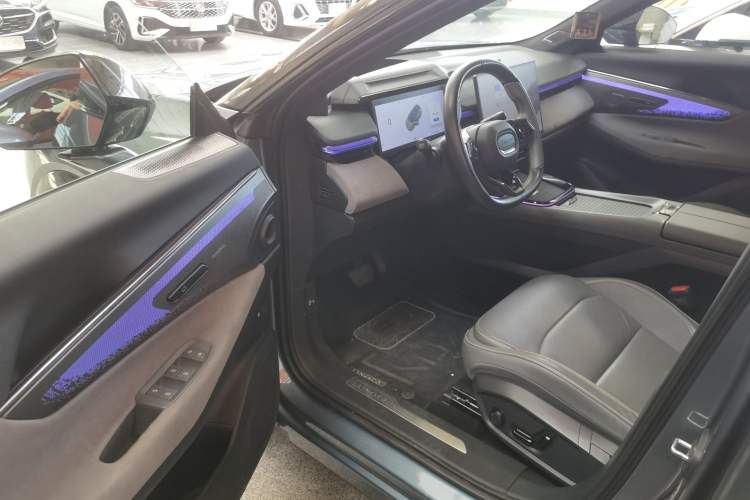 Used Lynk & Co 08 EM-P 2025 220 km All-Wheel-Drive Performance Halo Driver Seat