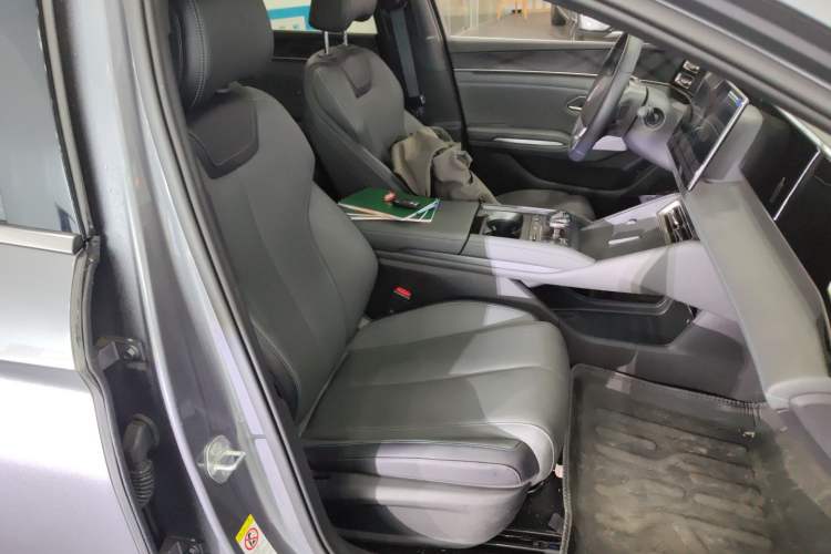 Used BYD Qin L 2025 DM-i Smart Drive 120KM Leading Model
