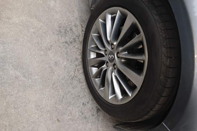 Used Infiniti Q50L 2018 2.0T Enjoyment Edition China V standard Right Front Wheel Hub