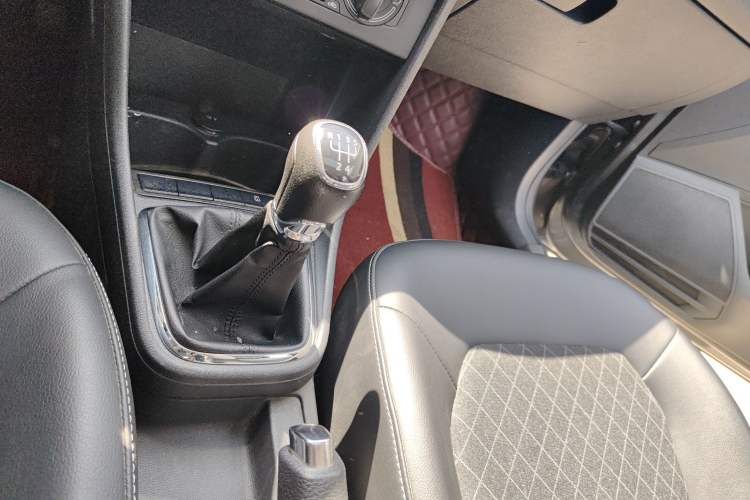 Used Skoda Rapid 2018 1.6L Manual Comfort Edition Gear Lever