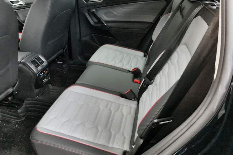 Used Volkswagen Tiguan L 2023 330TSI Automatic Two-Wheel Drive R-Line Flagship Edition Left Rear Seat