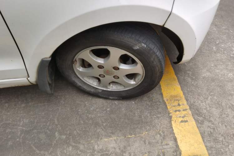 Used Wuling Hongguang 2013 1.5L Standard Version Right Front Wheel Hub