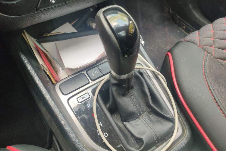 Used Hyundai ix25 2015 1.6L Automatic Two-Wheel Drive Smart GLS Trim Gear Lever