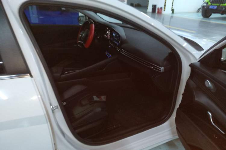 Used Hyundai Elantra 2021 1.5L CVT GLX Elite Edition Right Front Seat