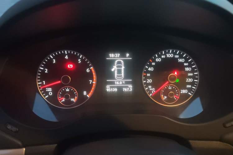 Used Volkswagen Sagitar 2014 1.4TSI Automatic Luxury Model Instrument Cluster