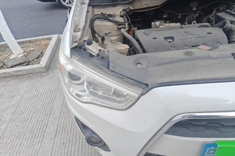 Used Mitsubishi ASX 2013 2.0L CVT Two-Wheel Drive Tech Edition Right Front Headlight