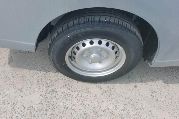 Used Wuling Yangguang 2024 300KM Comfort Version Passenger Van 75kW