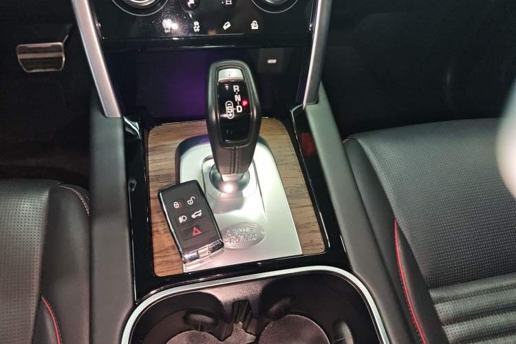 Used Land Rover Discovery Sport 2022 249 PS R-Dynamic HSE Luxury Custom Edition 7 Seats Gear Lever