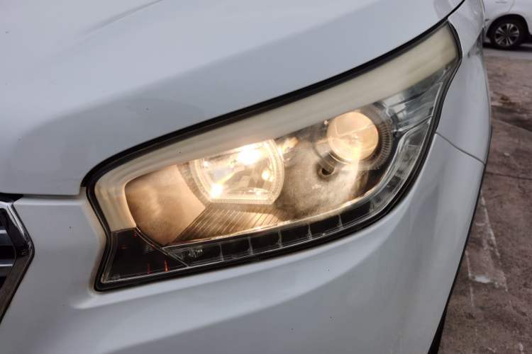 Used Huatai Santa Fe 2016 1.5T Gasoline Manual Two-Wheel Drive Smart Enjoyment i3 Model
