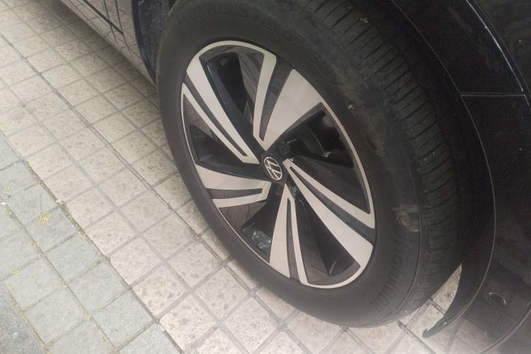 Used Volkswagen Tavendor 2023 380TSI Four-Wheel Drive R-Line Cruise Edition Right Front Wheel Hub