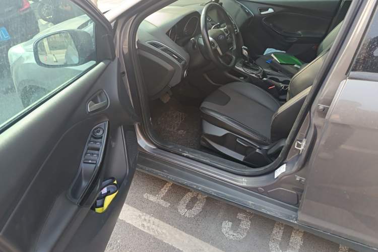 Used Ford Focus 2012 Sedan 1.6L Automatic Fashion Edition
