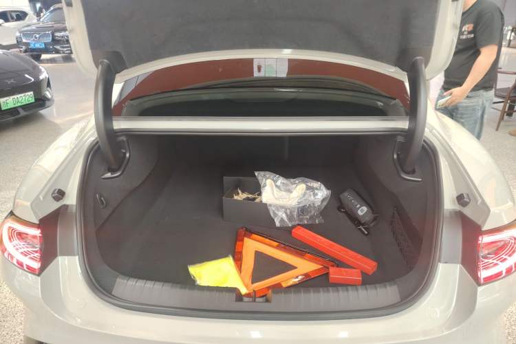 Used Xiaomi Auto SU7 2024 Four-Wheel Drive Ultra-Long Range Advanced Intelligent Driving Max Edition Trunk