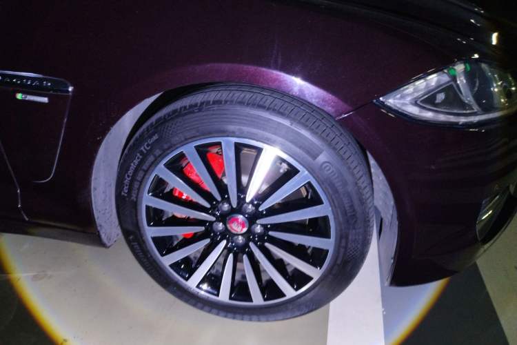 Used Jaguar XF 2015 XF 3.0 SC R-Sport Luxury Edition Right Front Wheel Hub